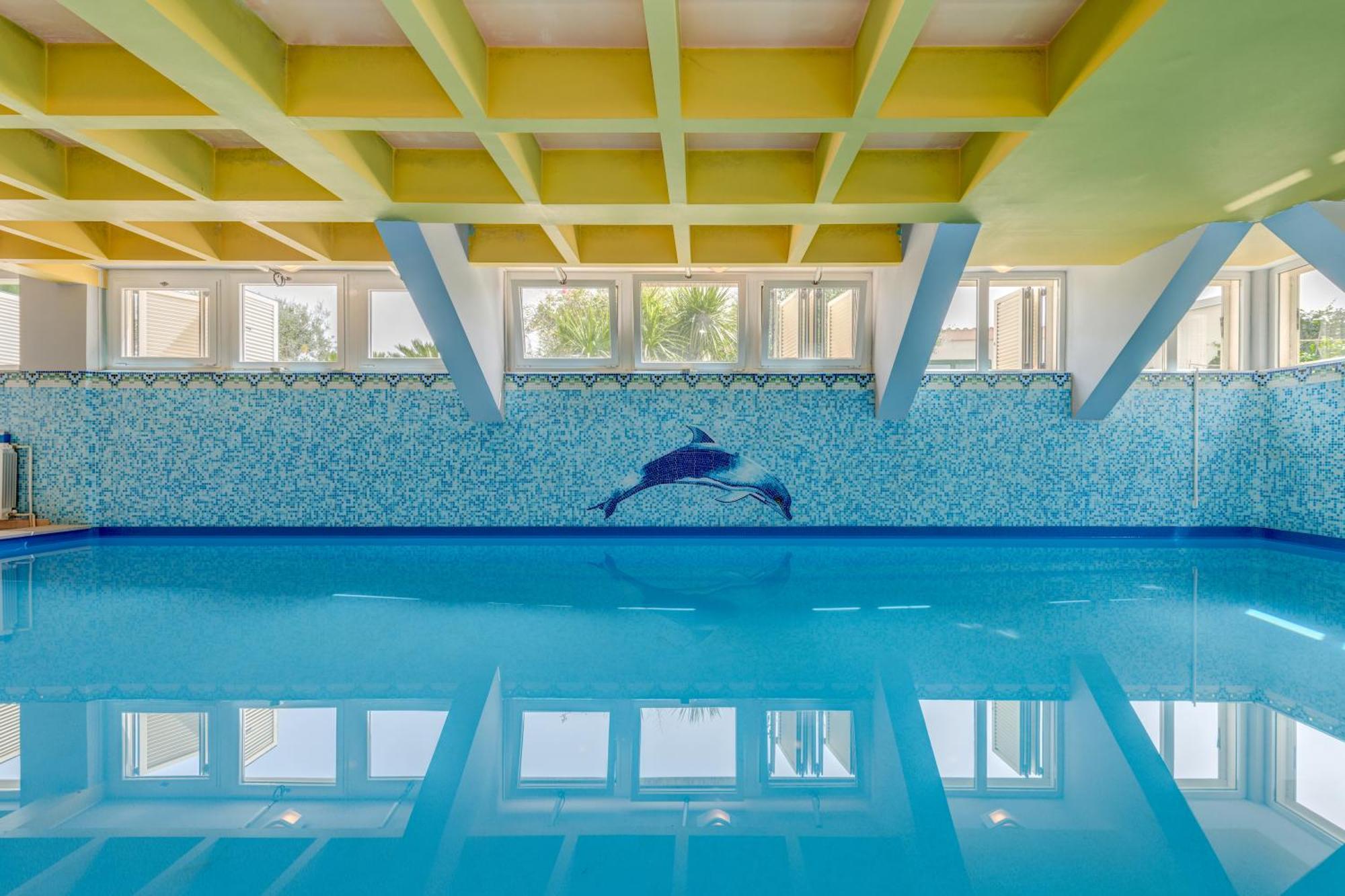Blue Dolphin Apartment - Private Indoor Pool, Jacuzzi, Garden سبليت المظهر الخارجي الصورة