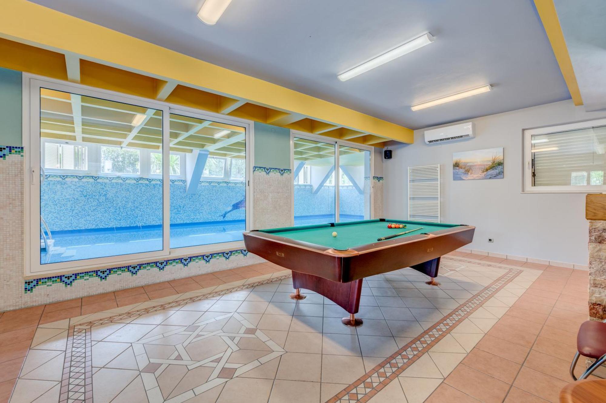 Blue Dolphin Apartment - Private Indoor Pool, Jacuzzi, Garden سبليت المظهر الخارجي الصورة