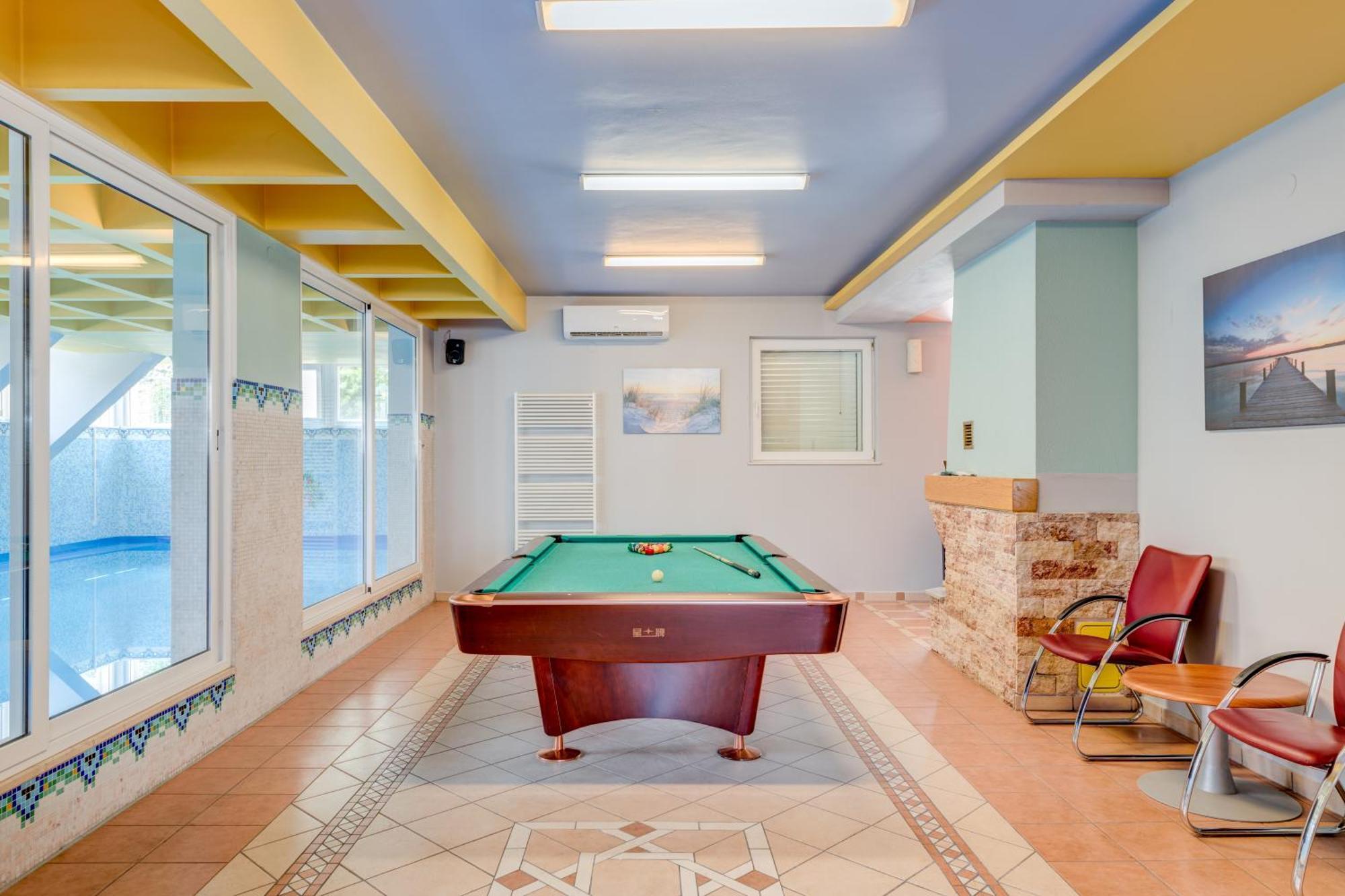 Blue Dolphin Apartment - Private Indoor Pool, Jacuzzi, Garden سبليت المظهر الخارجي الصورة