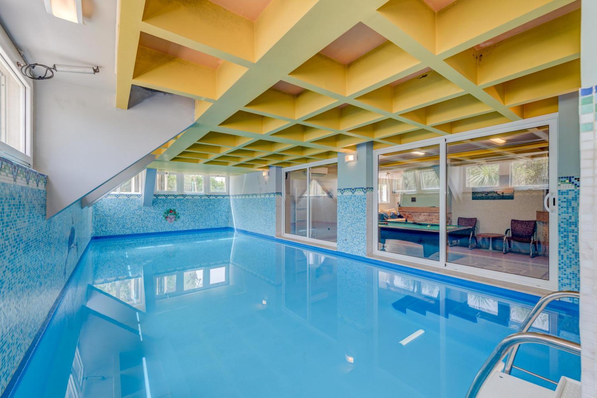 Blue Dolphin Apartment - Private Indoor Pool, Jacuzzi, Garden سبليت المظهر الخارجي الصورة