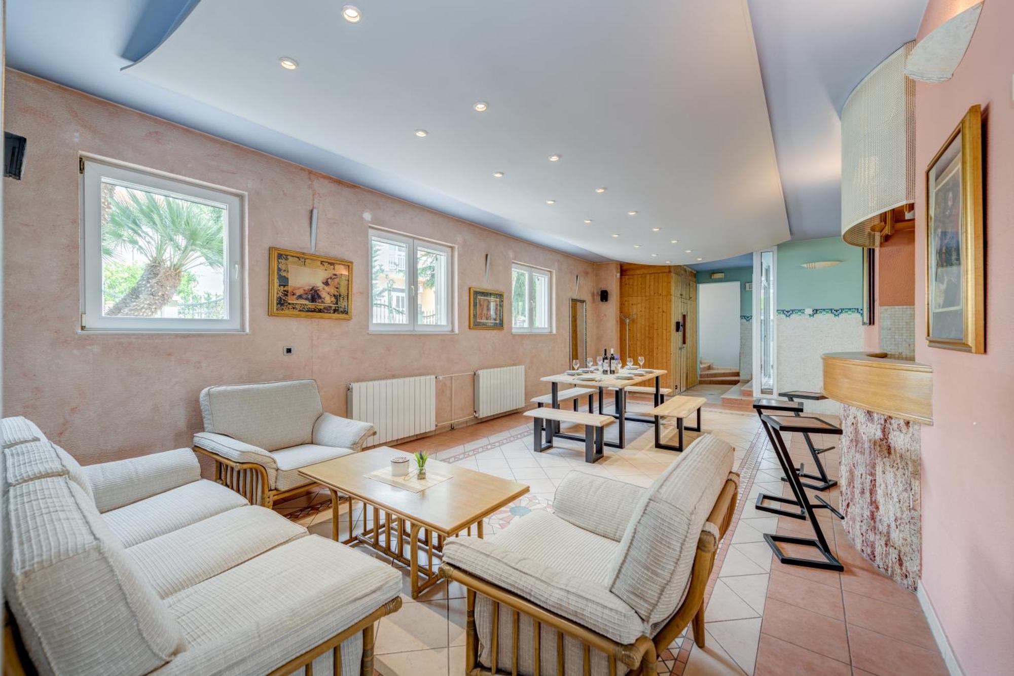 Blue Dolphin Apartment - Private Indoor Pool, Jacuzzi, Garden سبليت المظهر الخارجي الصورة