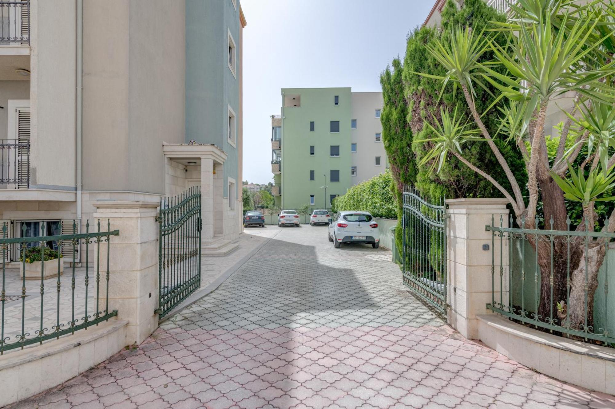 Blue Dolphin Apartment - Private Indoor Pool, Jacuzzi, Garden سبليت المظهر الخارجي الصورة