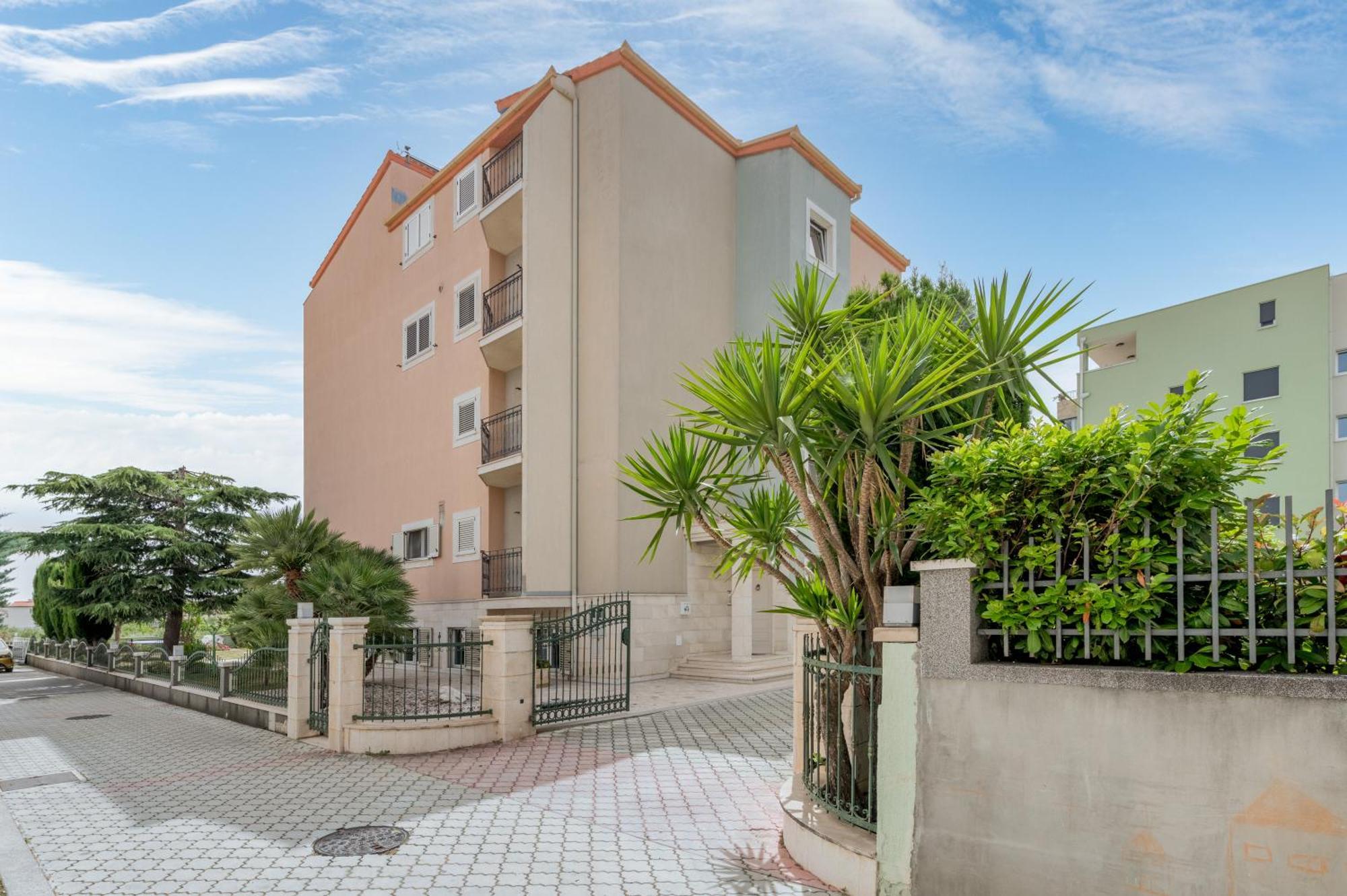 Blue Dolphin Apartment - Private Indoor Pool, Jacuzzi, Garden سبليت المظهر الخارجي الصورة