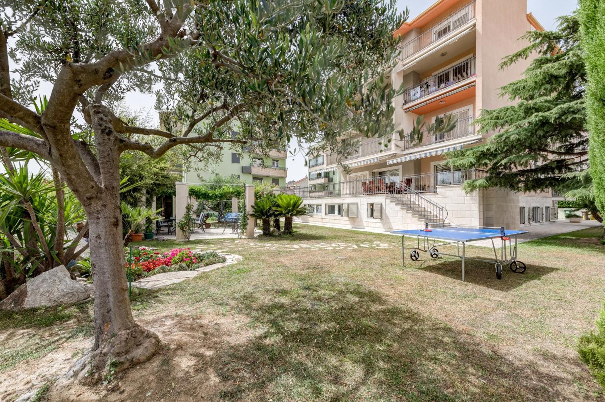 Blue Dolphin Apartment - Private Indoor Pool, Jacuzzi, Garden سبليت المظهر الخارجي الصورة