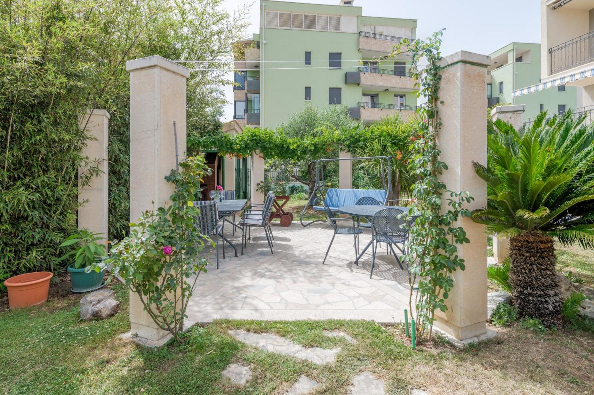 Blue Dolphin Apartment - Private Indoor Pool, Jacuzzi, Garden سبليت المظهر الخارجي الصورة