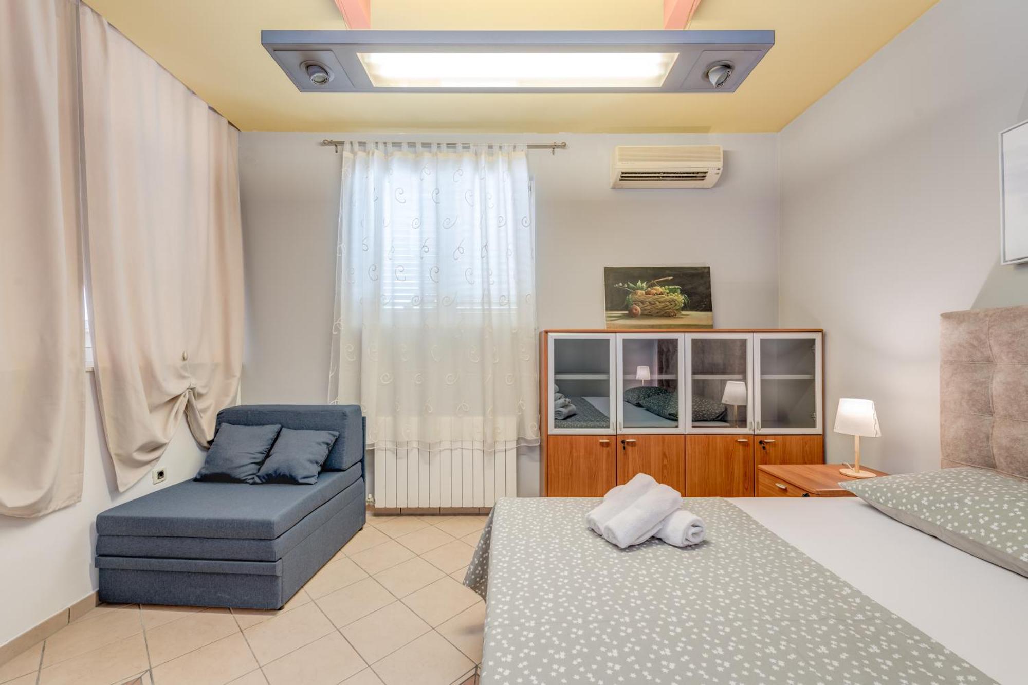 Blue Dolphin Apartment - Private Indoor Pool, Jacuzzi, Garden سبليت المظهر الخارجي الصورة