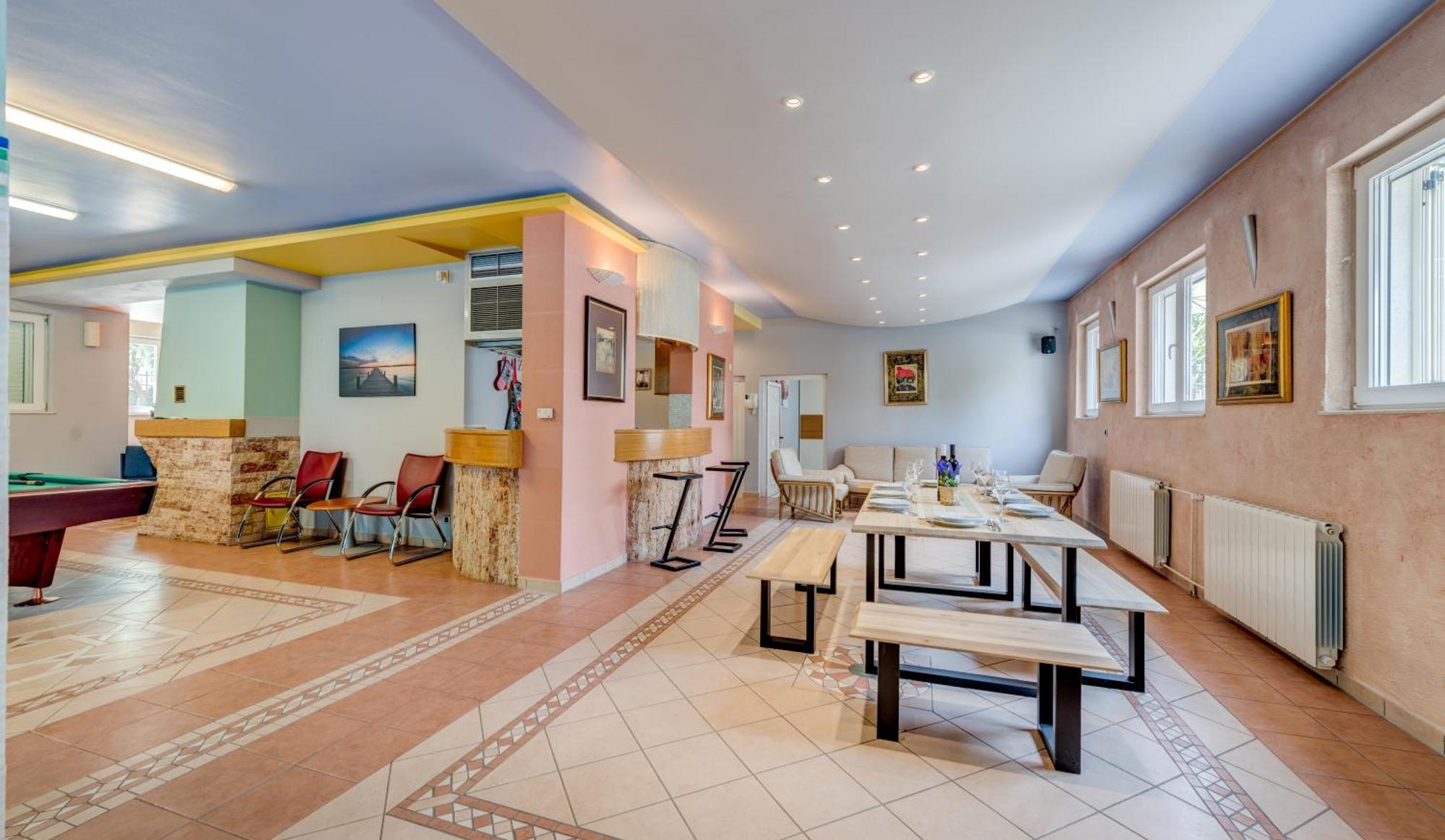 Blue Dolphin Apartment - Private Indoor Pool, Jacuzzi, Garden سبليت المظهر الخارجي الصورة