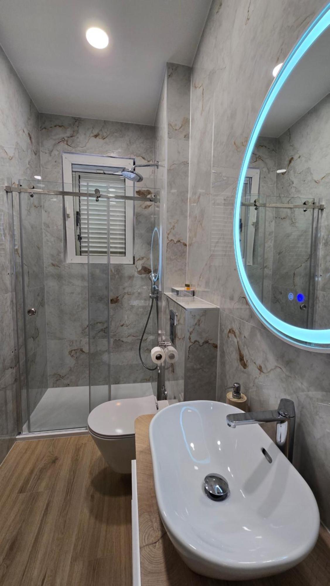 Blue Dolphin Apartment - Private Indoor Pool, Jacuzzi, Garden سبليت المظهر الخارجي الصورة
