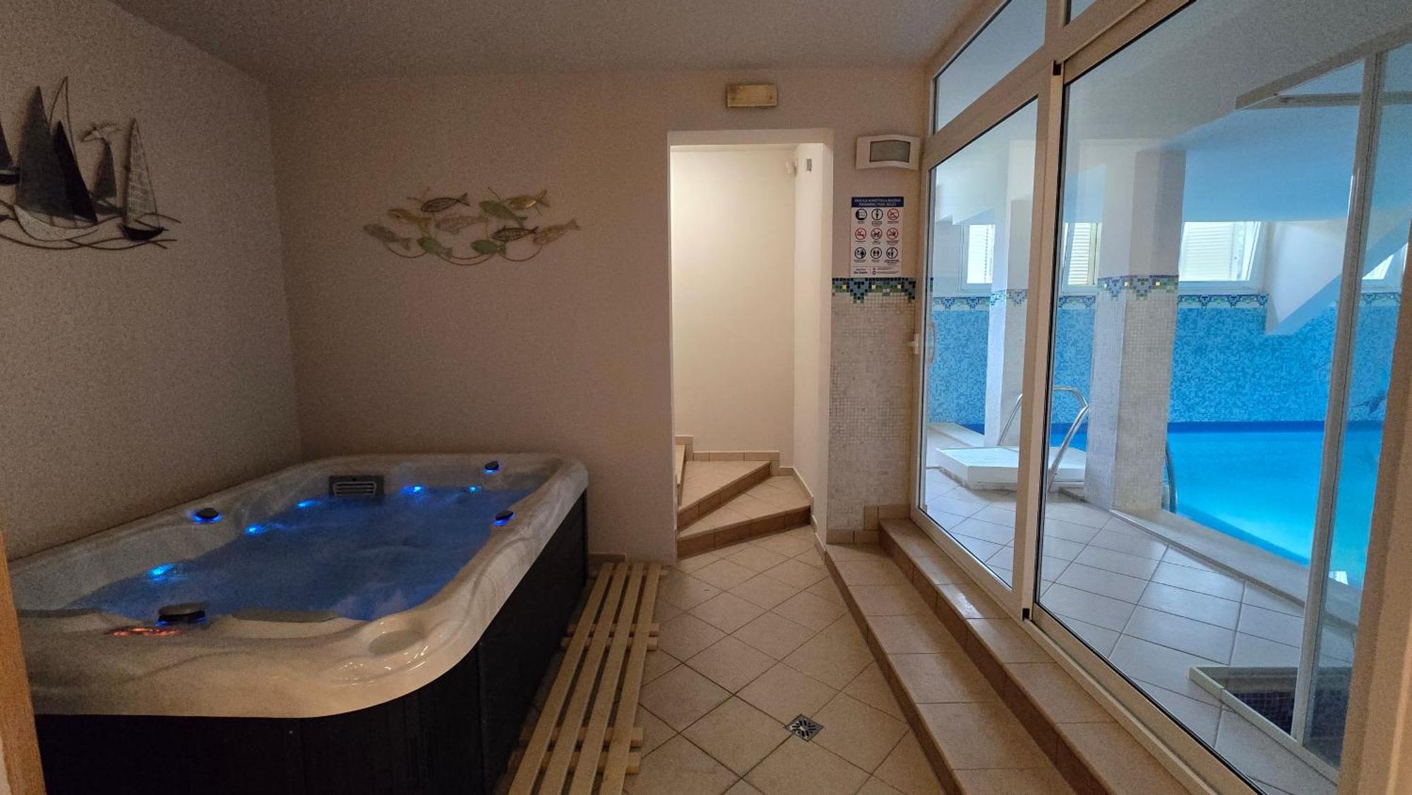 Blue Dolphin Apartment - Private Indoor Pool, Jacuzzi, Garden سبليت المظهر الخارجي الصورة